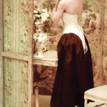 Suknia z gorsetem, lata 40. XX w., fot. Corbis.