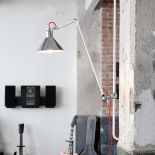 Surowe lampy, które zostały zaprojektowane z myślą o przestrzeniach biurowych i fabrycznych, zauroczyły samą Coco Chanel.