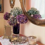 Suszone hortensje pięknie wyglądają ze stylowymi bibelotami.