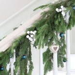 Świąteczna dekoracja schodów. Rodzina czeka pierwszej gwiazdki