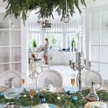 Świąteczne dekoracje stołu. Rodzina czeka pierwszej gwiazdki