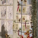 świąteczny salon dekoracje w oknie