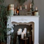 świąteczny salon dekoracja kominka