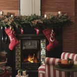 świąteczna dekoracja kominka w salonie