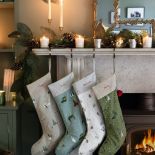 bożonarodzeniowa dekoracja kominka w salonie