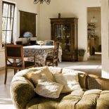 Światło, przestrzeń i drewno w roli głównej. Do tego ręcznie lepiona cegła i parę mebli.