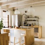 Światło, przestrzeń i drewno w roli głównej. Do tego ręcznie lepiona cegła i parę mebli.