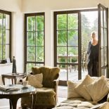 Światło, przestrzeń i drewno w roli głównej. Do tego ręcznie lepiona cegła i parę mebli.