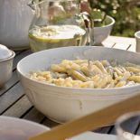 Światło, przestrzeń i drewno w roli głównej. Do tego ręcznie lepiona cegła i parę mebli.