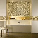 Światło świec ładnie się odbija od złotej mozaiki Moonlight