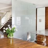 Świeże kwiaty komponują się z drewnem.