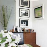 Świeże kwiaty sprawiają, że pomieszczenie staje się jeszcze bardziej przyjazne.