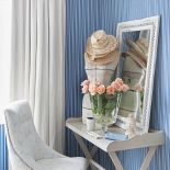 Swoją sypialnię Maria urządziła tak, jak najbardziej lubi: z jutową wykładziną, tapetą w drobne paski i wystawką na stoliku.