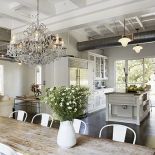 Swojskie kwiaty na tle kuchni, która wygląda jak w loftach.