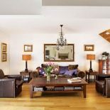 Symetrycznie rozplanowany salon. Przepis na przytulny dom