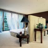 Symetrycznie ustawione meble wprowadzają porządek w sypialni.