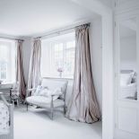 Sypialnia jest przytulna choć w zimnych kolorach.