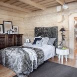 Sypialnia. Komoda wyszperana na starociach, a wezgłowie łóżka zrobione jest ze sztucznego futra królika.