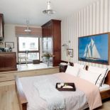 Sypialnia łączy się z gabinetem. Róże i falbanki