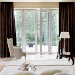 Sypialnia łączy się z tarasem z który sąsiaduje z lasem.