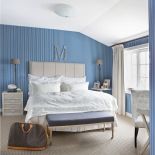 Sypialnia mamy w błękitach, bieli i beżach.