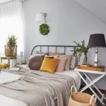 mała sypialnia na poddaszu ze skosem