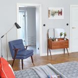 Sypialnia nawiązuje do lat 50. Nad toaletką obraz Katarzyny Dąbrowskiej.