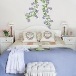 Sypialnia od razu zamienia się w owocowy letni sad. Wystarczy niewielka kompozycja malowanych jeżyn.