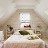 Sypialnia tonie w kwiatach. Dworek wystrojony na Wielkanoc