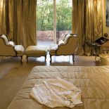 Sypialnia tonie w złocie. Tylko obraz Koronkowy Olgi Wolniak, przypominający wiekową tkaninę, tworzy tu barwny kontrast.