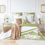 Sypialnia urządzona elegancko, ale bezpretensjonalnie. Świeża zieleń na pościeli dominuje nawet bardziej niż złocone ramy