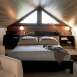 Sypialnia urządzona w ascetycznym japońskim stylu.