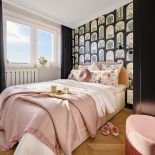różowa sypialnia z tapetą na ścianie