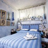 Sypialnia w odcieniach niebieskiego.