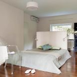 Sypialnia w stylu zen - bez zbędnych sprzętów. Jest za to kominek, a za ścianą - elegancka łazienka.