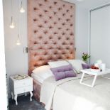 Sypialnia z efektownym łóżkiem. Szafkom nocnym dodatkowego blasku dodają gałeczki z kryształów Swarovskiego.