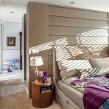 Sypialnia z łóżkiem od Meridiani. Za plecami - garderoba i łazienka wszystkie trzy pomieszcenia mają