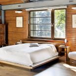 Sypialnia z widokiem na strumień. Nowoczesny dom w Kazimierzu