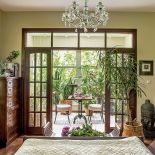 Sypialnia z wyjściem na patio pełne zieleni.