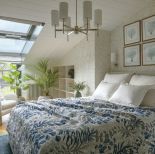 sypialnia ze skosem w luksusowym apartamencie