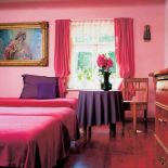 Sypialnia została urządzona w odcieniach różu i fioletu.