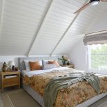 sypialnia na poddaszu w domu irysovo home