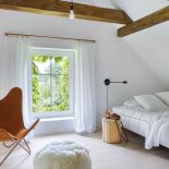 sypialnia na poddaszu z belkami