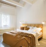 sypialnia na poddaszu z belkami zdjęcia