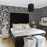 Sypialnia z pazurem – odważna tapeta na ścianie i ogromny welwetowy zagłówek. Łóżko – Hilding, lampy – Sweet Home Living.