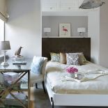 Sprytne rozwiązanie do pokoju, w którym nie ma za wiele miejsca – łóżko chowane w szafie. Wystarczy przypiąć pościel