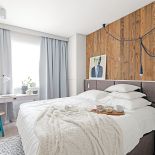 Sypialnia z drewnem w stylu skandynawskim