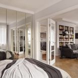 Lustrzana szafa mocno powiększa i rozświetla sypialnię. Zrobiła ją pracownia Walko.