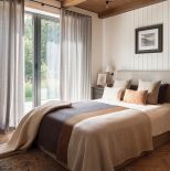 sypialnia z drewnem na ścianach i suficie