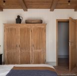 przytulna sypialnia z drewnem na ścianach i suficie